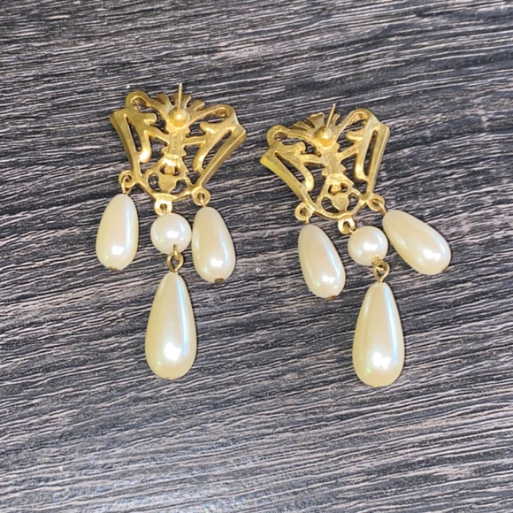 Vintage AVON Royal Crest Dangle Pierced Earrings Faux Teardrop Pearl Gold Tone - Picture 8 of 9
